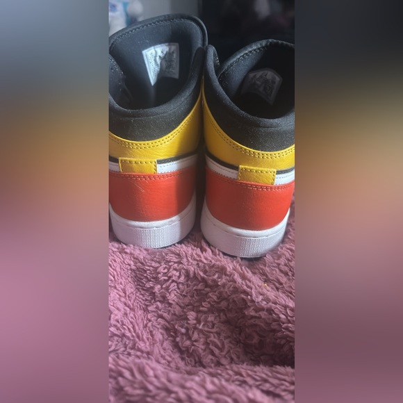 Jordan 1 Mid
Black Amarillo Team Orange - Picture 3 of 4